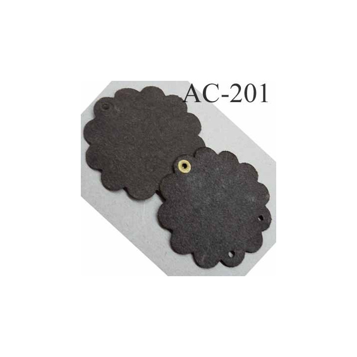 empiècement blason plastron en cuir marron foncé avec motifs floraux incrustés et peints pour maroquinerie ou customisation