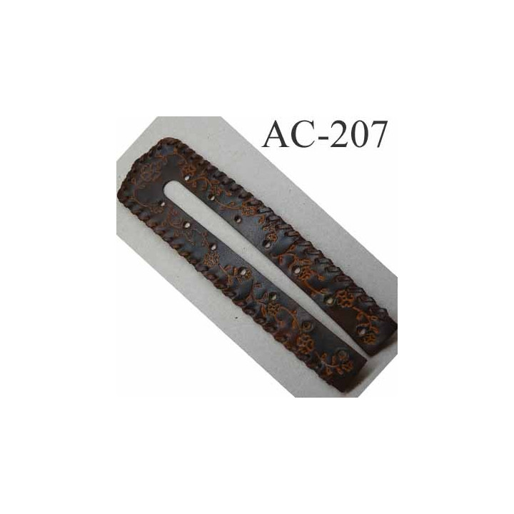 languette perforée empiècement blason plastron en cuir marron avec motifs floraux incrustés pour maroquinerie ou customisation