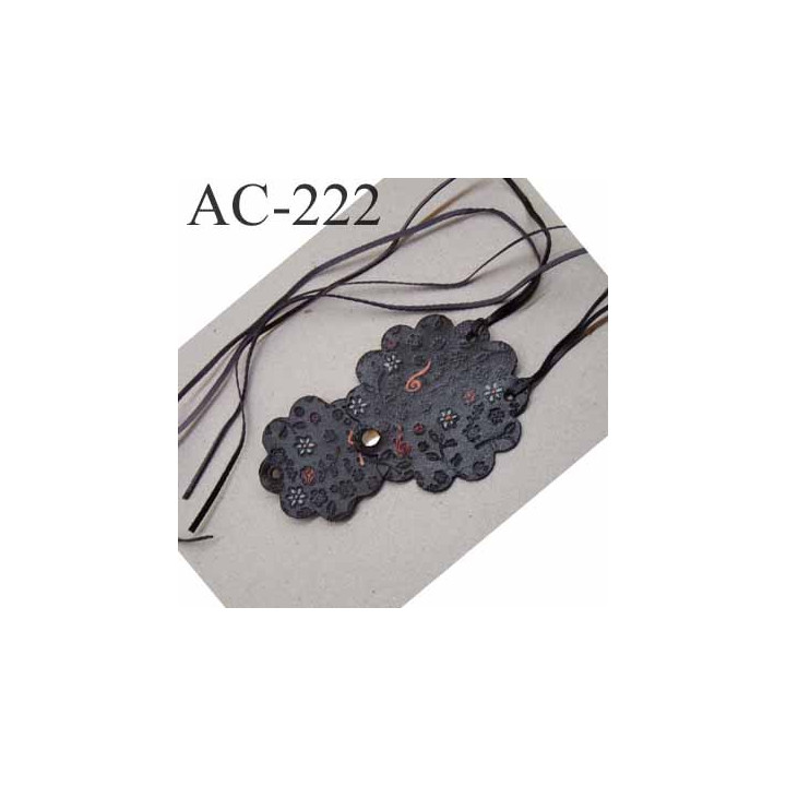empiècement blason plastron en cuir noir avec motifs floraux incrustés et peints pour maroquinerie ou customisation