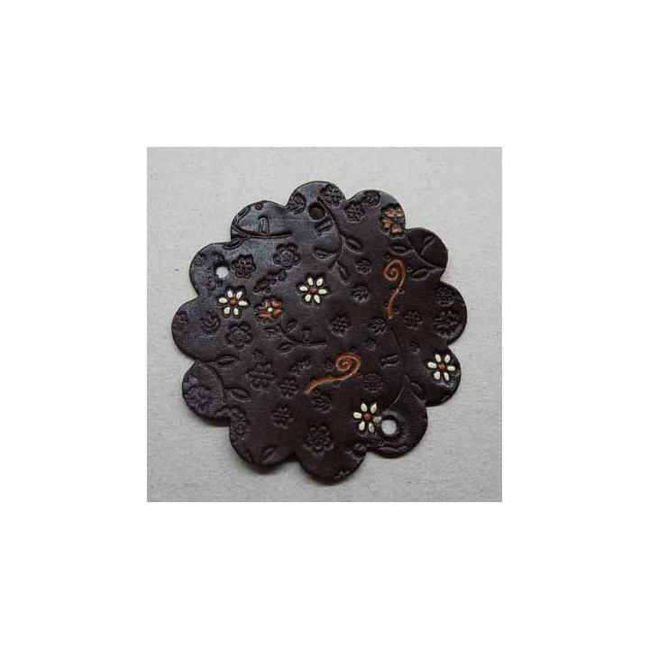 empiècement blason plastron en cuir marron foncé avec motifs floraux incrustés et peints pour maroquinerie ou customisation