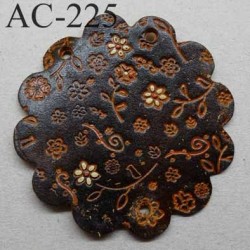 empiècement blason plastron en cuir marron avec motifs floraux incrustés et peints pour maroquinerie ou customisation