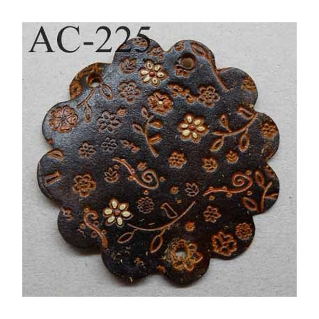 empiècement blason plastron en cuir marron avec motifs floraux incrustés et peints pour maroquinerie ou customisation