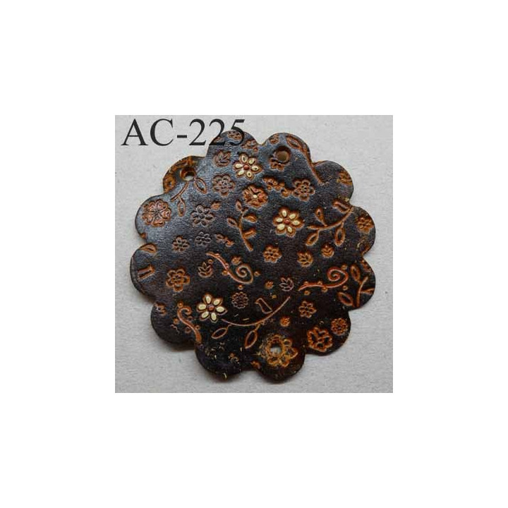 empiècement blason plastron en cuir marron avec motifs floraux incrustés et peints pour maroquinerie ou customisation