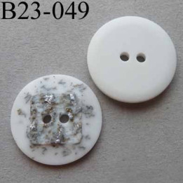 bouton fantaisie 23 mm  pvc couleur blanc et argenté en relief effet granit  2 trous diamètre 23 millimètres