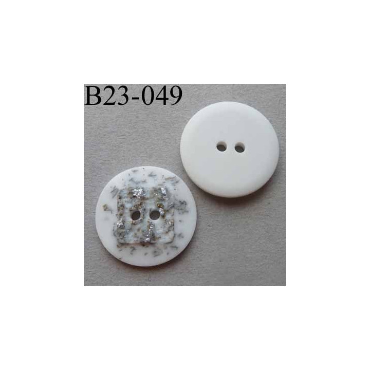 bouton fantaisie 23 mm  pvc couleur blanc et argenté en relief effet granit  2 trous diamètre 23 millimètres