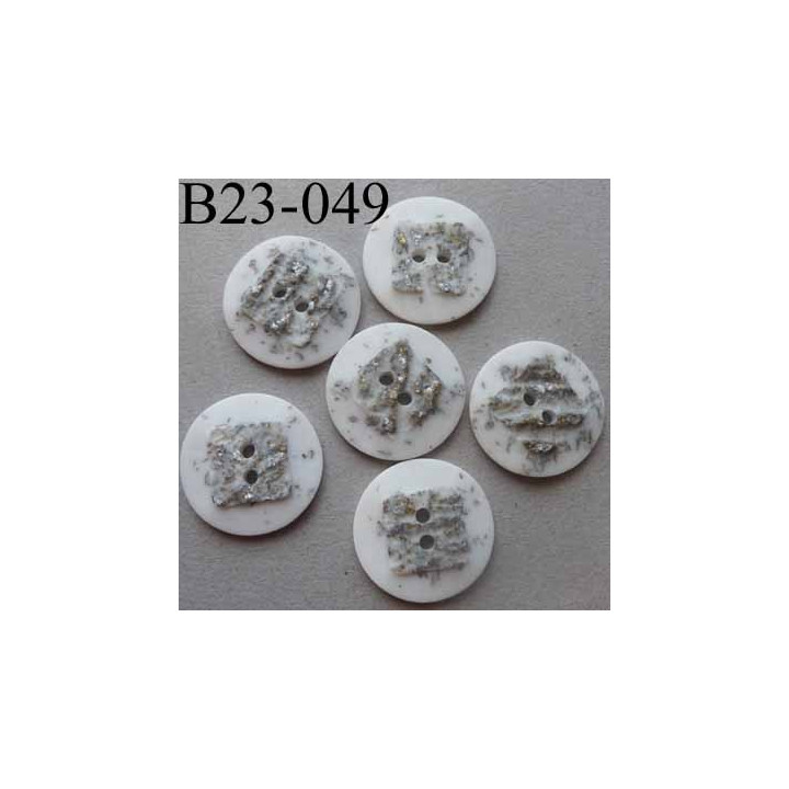 bouton fantaisie 23 mm  pvc couleur blanc et argenté en relief effet granit  2 trous diamètre 23 millimètres