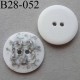 bouton fantaisie 28 mm pvc couleur blanc et argenté en relief effet granit 2 trous diamètre 28 millimètres