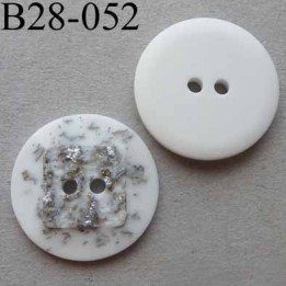 bouton fantaisie 28 mm  pvc couleur blanc et argenté en relief effet granit  2 trous diamètre 28 millimètres