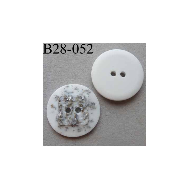 bouton fantaisie 28 mm  pvc couleur blanc et argenté en relief effet granit  2 trous diamètre 28 millimètres