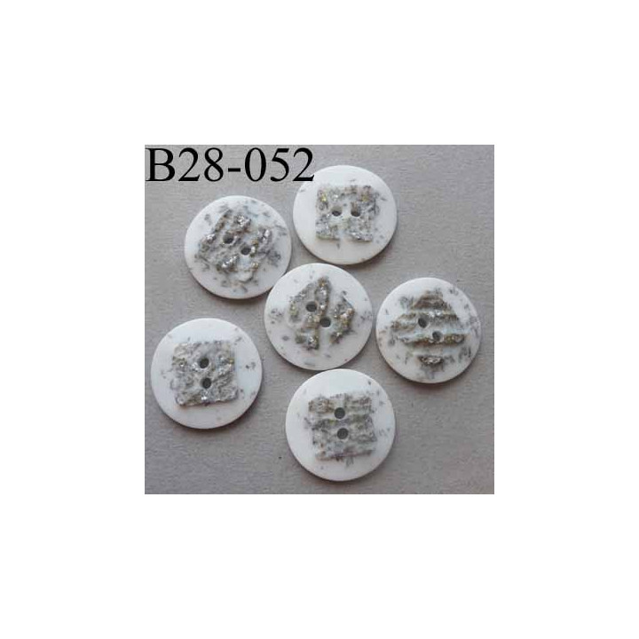 bouton fantaisie 28 mm  pvc couleur blanc et argenté en relief effet granit  2 trous diamètre 28 millimètres