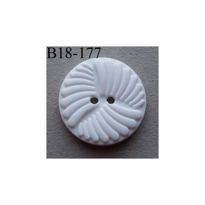 bouton 18 mm  couleur blanc avec décoration en relief  2 trous  diamètre 18 millimètres
