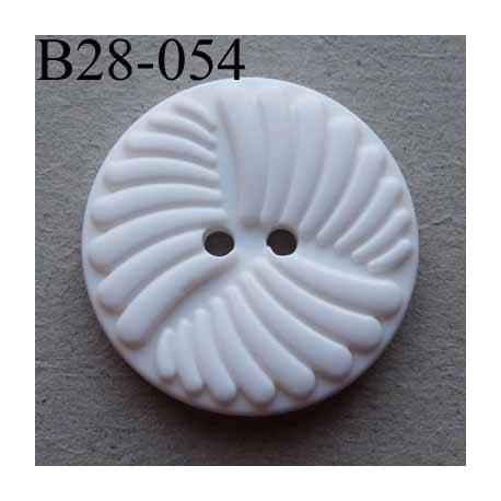 bouton 28 mm couleur blanc avec décoration en relief 2 trous diamètre 28 millimètres