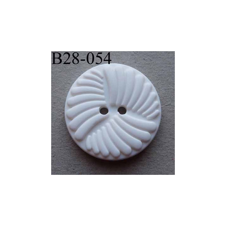 bouton 28 mm  couleur blanc avec décoration en relief  2 trous  diamètre 28 millimètres