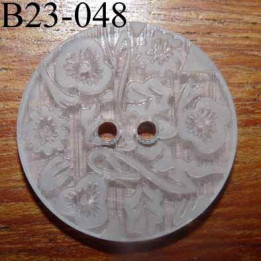 bouton fantaisie 23 mm  couleur blanc translucide avec motifs floraux en relief ton sur ton  2 trous  diamètre 23 millimètres