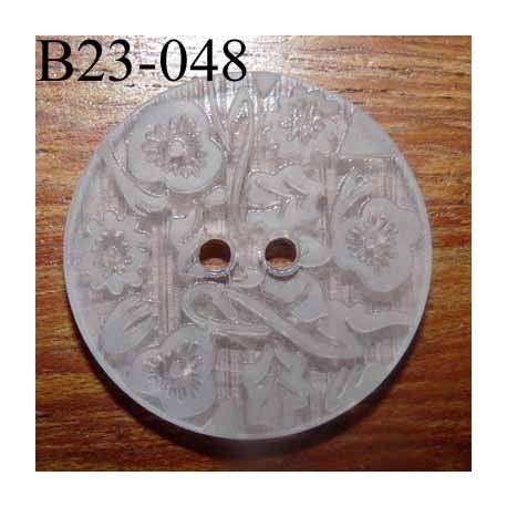 bouton fantaisie 23 mm couleur blanc translucide avec motifs floraux en relief ton sur ton 2 trous diamètre 23 millimètres