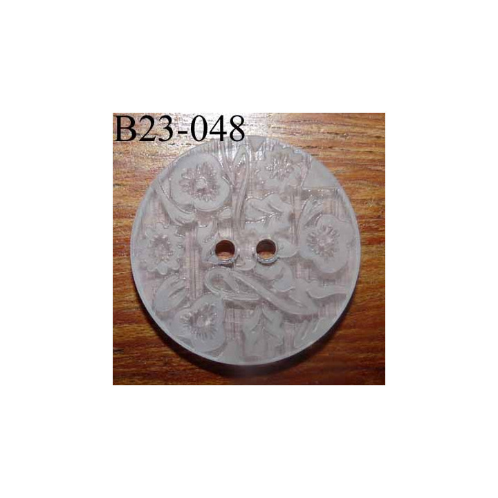 bouton fantaisie 23 mm  couleur blanc translucide avec motifs floraux en relief ton sur ton  2 trous  diamètre 23 millimètres