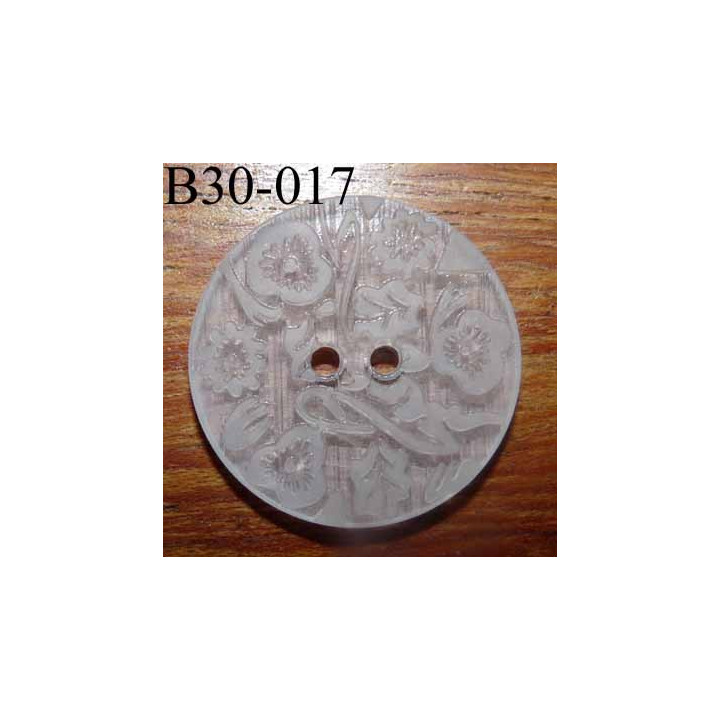 bouton fantaisie 30 mm  couleur blanc translucide avec motifs floraux en relief ton sur ton  2 trous  diamètre 30 millimètres