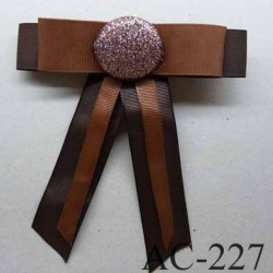 broche en tissu noeud marron avec centre pailleté (diamètre 32 mm) longueur 13 cm 