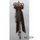 broche en tissu velour marron avec chainette métal et perles coiffée d'une couronne en strass (largeur 5 cm) longueur 20 cm