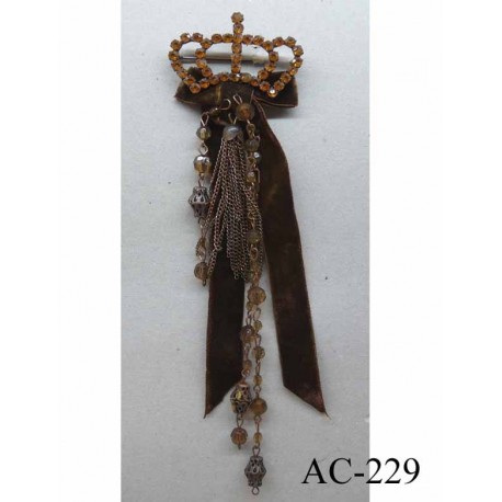 broche en tissu velour marron avec chainette métal et perles coiffée d'une couronne en strass (largeur 5 cm) longueur 20 cm