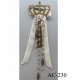 broche en tissu velour crème avec chainette métal et perles coiffée d'une couronne en strass (largeur 5 cm) longueur 20 cm