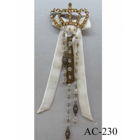 broche en tissu velour crème avec chainette métal et perles coiffée d'une couronne en strass (largeur 5 cm) longueur 20 cm