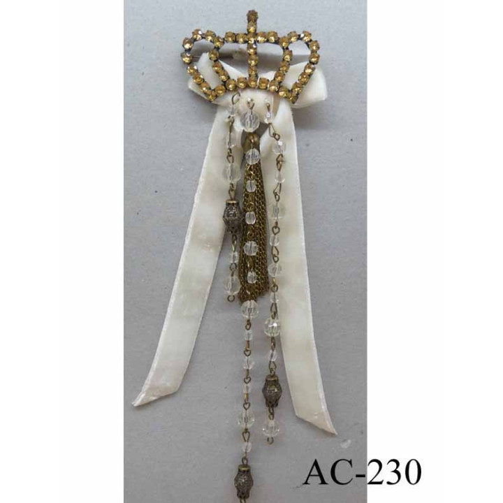 Déstockage broche en tissu velours crème avec chainette métal et perles coiffée d'une couronne en strass longueur 20 cm
