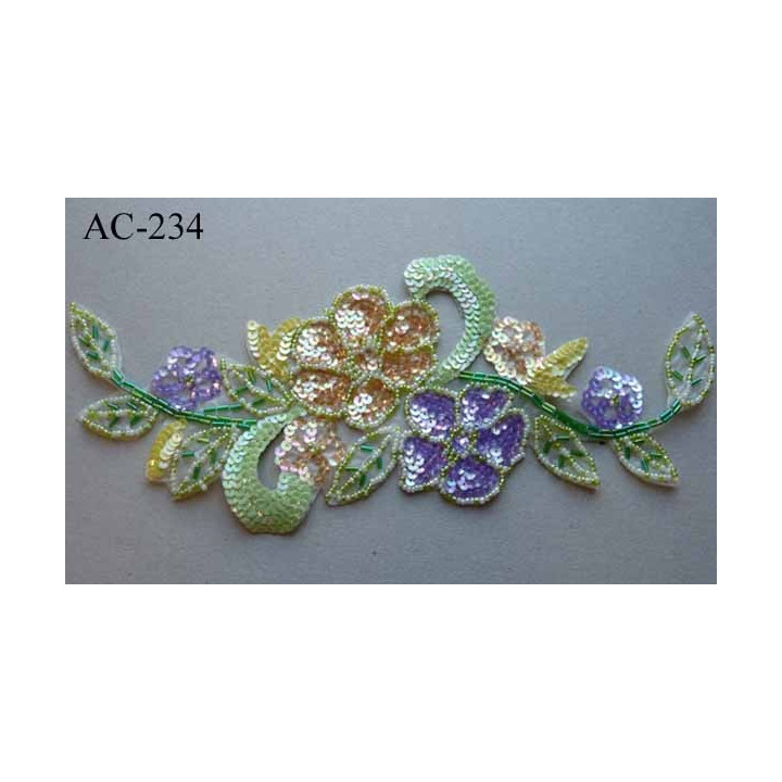 ornement applique écusson empiècement FLEURS VEGETAUX avec sequins et perles multicolores  à coudre 