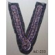 applique d'encolure empiècement ornement sequins métal et perles violettes broderie laine orange et violette