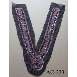applique d'encolure empiècement ornement sequins métal et perles violettes broderie laine orange et violette