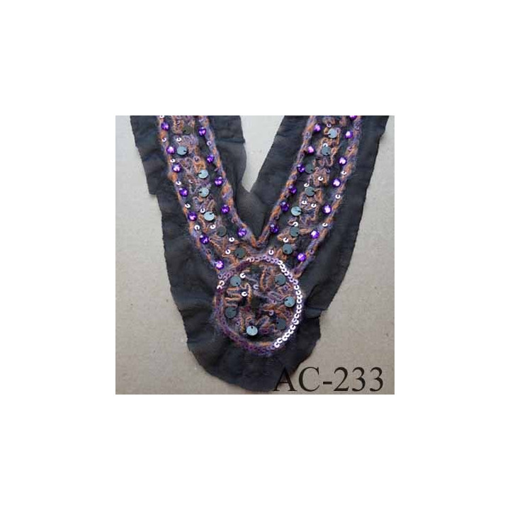 applique d'encolure empiècement ornement sequins métal et perles violettes broderie laine orange et violette