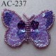 ornement applique écusson empiècement PAPILLON avec perles et sequins mauves violets à coudre