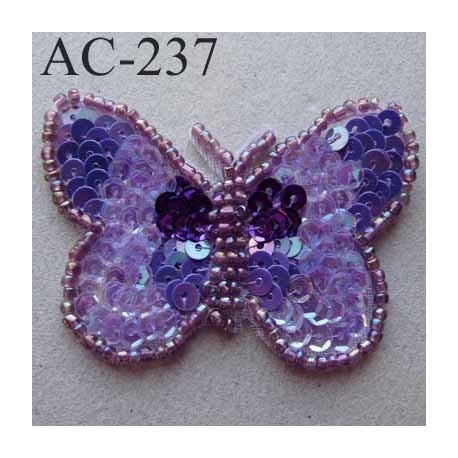 ornement applique écusson empiècement PAPILLON avec perles et sequins mauves violets à coudre