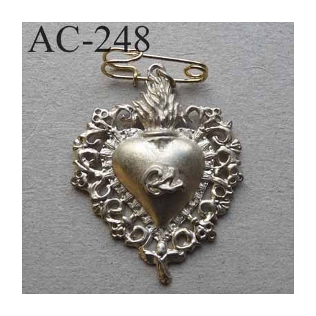 broche COEUR en métal montée sur épingle hauteur 41 mm largeur 32 mm