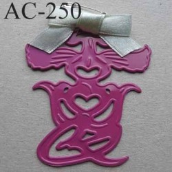 broche ETRANGE PERSONNAGE en métal avec ruban bleu gris montée sur une épingle couleur rose hauteur 63 mm largeur 50 mm