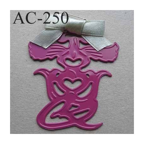 broche ETRANGE PERSONNAGE en métal avec ruban bleu gris montée sur une épingle couleur rose hauteur 63 mm largeur 50 mm