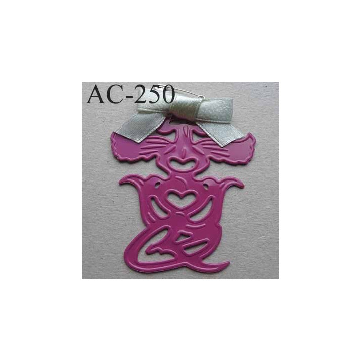 broche ETRANGE PERSONNAGE en métal avec ruban bleu gris montée sur une épingle couleur rose hauteur 63 mm largeur 50 mm