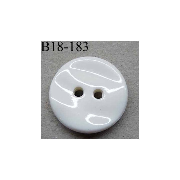 bouton haut de gamme diamètre 18 mm couleur blanc face non plane 2 trous diamètre 18 millimètres  