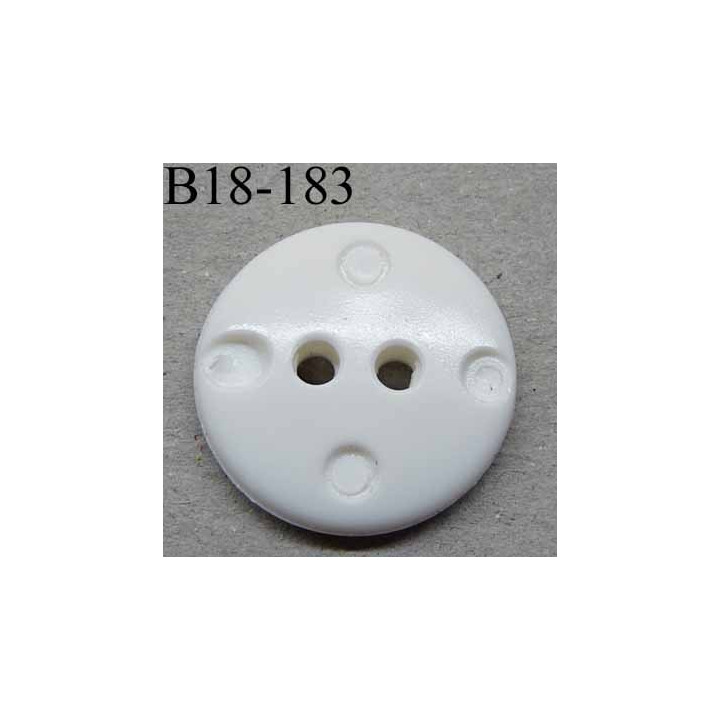 bouton haut de gamme diamètre 18 mm couleur blanc face non plane 2 trous diamètre 18 millimètres  