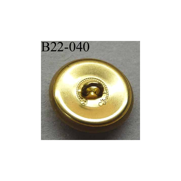 bouton 22 mm haut de gamme métal couleur doré avec motif décoratif en relief accroche avec un anneau au dos 22 millimètres