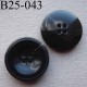 bouton 25 mm haut de gamme couleur noir avec une strie plus claire 4 trous diamètre 25 millimètres