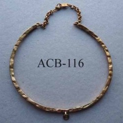 collier jonc carré estampillé Biche de Bere 2éme choix métal doré avec anneau pour un pendentif bijoux collector