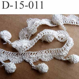 dentelle crochet  largeur 15 mm hauteur total avec les petits pompons 11 mm couleur écru   prix au mètre