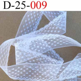 dentelle synthétique couleur blanc  motif mini fleurs et nid d'abeille largeur 25 mm prix au mètre