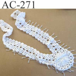 ornement  empiècement guipure à coudre avec de petites perles couleur blanc diamètre du bas 9 cm hauteur 39 cm