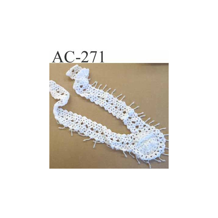 ornement  empiècement guipure à coudre avec de petites perles couleur blanc diamètre du bas 9 cm hauteur 39 cm