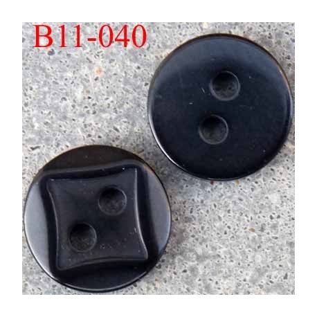 bouton diamètre 11 millimètres couleur noir 2 trous décor carré incrusté diamètre 11 mm