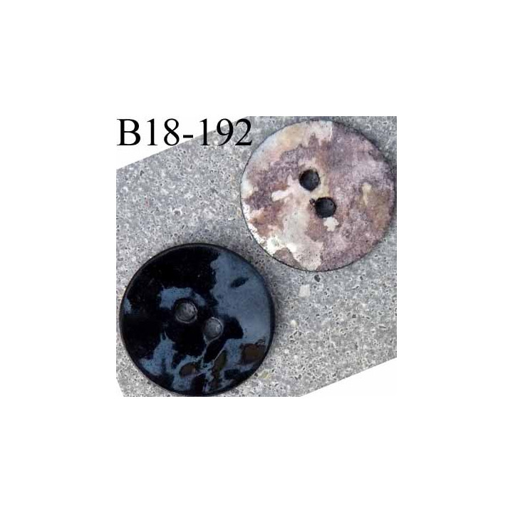 bouton 18 mm en nacre naturel couleur noir très  brillant et au dos anthracite bleuté 2 trous diamètre 18 mm