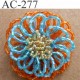 broche montée en perles sur épingle couleur orange bleu et doré épaisseur 19 mm diamètre 5 cm