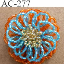 broche  montée en perles sur épingle couleur orange bleu et doré brillante épaisseur 19 mm diamètre 5 cm superbe